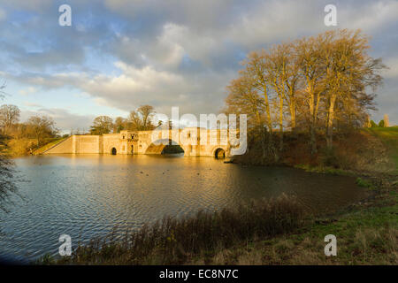 Pont sur le lac à Blenheim Palace sur un après-midi d'hiver Woodstock England UK Banque D'Images