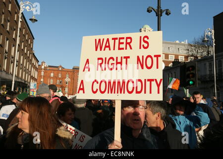 Dublin, Irlande. 10 Décembre, 2014. Image d'une grande protestation contre le prix de l'eau dans le centre-ville de Dublin. Des milliers de personnes prennent part à la Right2Water mars à la capitale irlandaise. Credit : Brendan Donnelly/Alamy Live News Banque D'Images