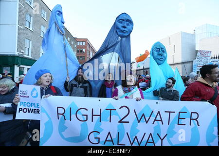 Dublin, Irlande. 10 Décembre, 2014. Image d'une grande protestation contre le prix de l'eau dans le centre-ville de Dublin. Des milliers de personnes prennent part à la Right2Water mars à la capitale irlandaise. Credit : Brendan Donnelly/Alamy Live News Banque D'Images