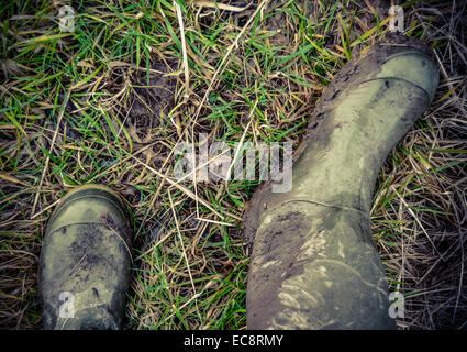 Dirty bottes en caoutchouc dans la campagne Banque D'Images