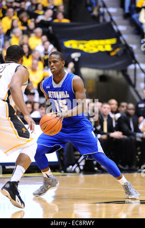 Wichita, Kansas, États-Unis. 09Th Dec, 2014. La Seton Hall Pirates guard Ésaïe Whitehead (15) déplace la balle pendant le jeu de basket-ball de NCAA entre les pirates et les Seton Hall Wichita State Shockers à Charles Koch Arena de Wichita, Kansas. Kendall Shaw/CSM/Alamy Live News Banque D'Images