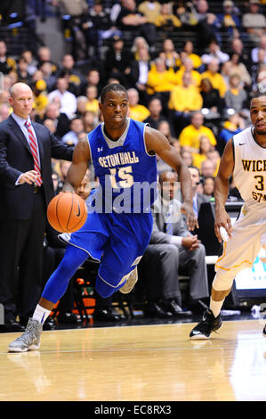 Wichita, Kansas, États-Unis. 09Th Dec, 2014. La Seton Hall Pirates guard Ésaïe Whitehead (15) disques durs au panier pendant le match de basket-ball de NCAA entre les pirates et les Seton Hall Wichita State Shockers à Charles Koch Arena de Wichita, Kansas. Kendall Shaw/CSM/Alamy Live News Banque D'Images