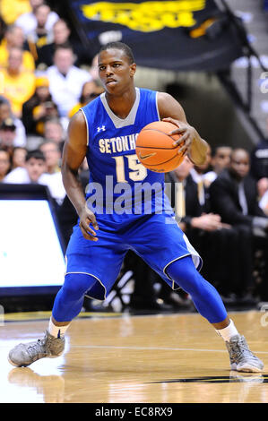 Wichita, Kansas, États-Unis. 09Th Dec, 2014. La Seton Hall Pirates guard Ésaïe Whitehead (15) s'occupe de la balle pendant le jeu de basket-ball de NCAA entre les pirates et les Seton Hall Wichita State Shockers à Charles Koch Arena de Wichita, Kansas. Kendall Shaw/CSM/Alamy Live News Banque D'Images