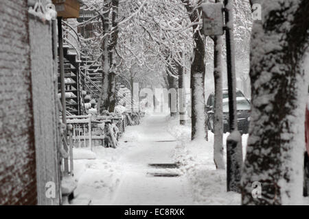 Montréal, Canada. Dec 10, 2014. Une petite rue dans le plateau pendant les fortes chutes de neige à Montréal, au Québec le 10 décembre 2014. Credit : Lee Brown/Alamy Live News Banque D'Images