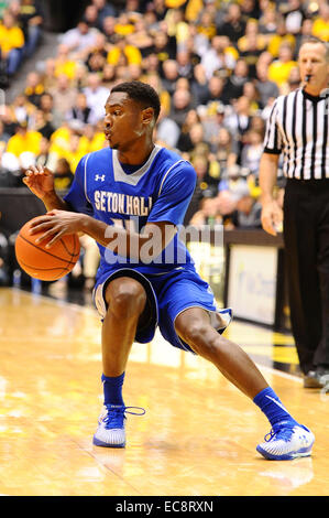 Wichita, Kansas, États-Unis. 09Th Dec, 2014. La Seton Hall Pirates Sterling garde Gibbs (4) s'occupe de la balle pendant le jeu de basket-ball de NCAA entre les pirates et les Seton Hall Wichita State Shockers à Charles Koch Arena de Wichita, Kansas. Kendall Shaw/CSM/Alamy Live News Banque D'Images