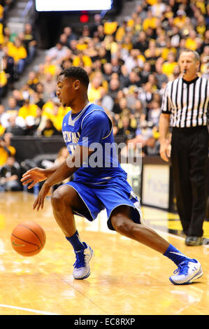 Wichita, Kansas, États-Unis. 09Th Dec, 2014. La Seton Hall Pirates Sterling garde Gibbs (4) s'occupe de la balle pendant le jeu de basket-ball de NCAA entre les pirates et les Seton Hall Wichita State Shockers à Charles Koch Arena de Wichita, Kansas. Kendall Shaw/CSM/Alamy Live News Banque D'Images