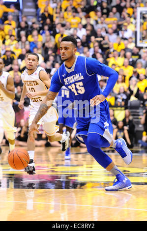 Wichita, Kansas, États-Unis. 09Th Dec, 2014. La Seton Hall Pirates en avant Stéphane Manga (45) disques durs au panier pendant le match de basket-ball de NCAA entre les pirates et les Seton Hall Wichita State Shockers à Charles Koch Arena de Wichita, Kansas. Kendall Shaw/CSM/Alamy Live News Banque D'Images