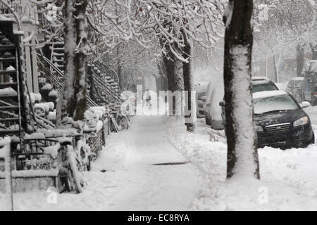 Montréal, Canada. Dec 10, 2014. Une petite rue dans le plateau pendant les fortes chutes de neige à Montréal, au Québec le 10 décembre 2014. Credit : Lee Brown/Alamy Live News Banque D'Images