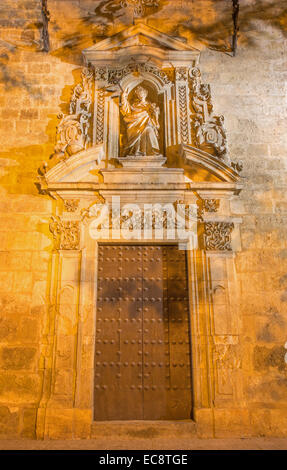 Séville - Le côté portail baroque de l'église Iglesia de Santa Maria Magdalena Banque D'Images