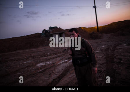 Erbil. Dec 10, 2014. Un combattant kurde est en alerte dans la ligne de front avec de soi-disant Etat islamique dans le sud-ouest de banlieue de Kirkouk dans le nord de l'Iraq, le 10 décembre 2014. © Chen Xu/Xinhua/Alamy Live News Banque D'Images