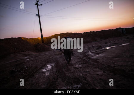 Erbil. Dec 10, 2014. Des combattants kurdes sont en alerte dans la ligne de front avec de soi-disant Etat islamique dans le sud-ouest de banlieue de Kirkouk dans le nord de l'Iraq, le 10 décembre 2014. © Chen Xu/Xinhua/Alamy Live News Banque D'Images