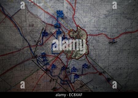 Erbil. Dec 10, 2014. La ligne de front avec le soi-disant État islamique est marquée par des drapeaux bleus sur une carte militaire dans une commande de fonctionnement des combattants kurdes dans le sud-ouest de banlieue de Kirkouk dans le nord de l'Iraq, le 10 décembre 2014. © Chen Xu/Xinhua/Alamy Live News Banque D'Images