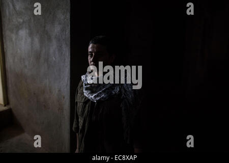 Erbil. Dec 10, 2014. Une femme kurde fighter venant de la Syrie est en état d'alerte dans la ligne de front avec de soi-disant Etat islamique dans le sud-ouest de banlieue de Kirkouk dans le nord de l'Iraq, le 10 décembre 2014. © Chen Xu/Xinhua/Alamy Live News Banque D'Images