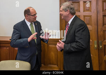 Le secrétaire américain de l'Agriculture Tom Vilsack parle avec Christian Schmidt, le ministre de l'Agriculture, de l'Allemagne à la suite de leur réunion au ministère de l'Agriculture des États-Unis le 10 décembre 2014 à Washington, DC. Banque D'Images