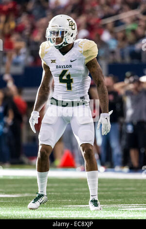 29 novembre 2104 : Baylor Bears Xavien évoluait Howard (4) au cours de la NCAA football match entre l'Ours et le Baylor au Texas Tech Red Raiders chez AT&T Stadium à Arlington, TX. Les ours défait les Red Raiders 48-46. Banque D'Images