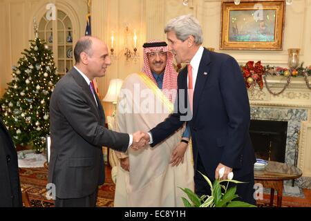 Le secrétaire d'Etat américain John Kerry l'Arabie accueille l'Ambassadeur Adel Al-Jubeir A. avant la rencontre avec le Ministre saoudien de l'intérieur, le Prince Mohammed bin Nayef bin Abdulaziz Al-Saud au département d'État le 10 décembre 2014 à Washington, DC. Banque D'Images