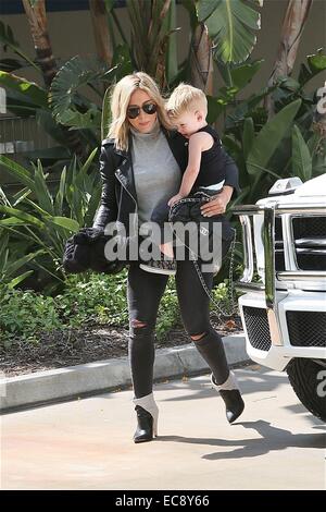 Hilary Duff et Mike Comrie prendre Luca à Kings jeu jeu Finale de la Coupe Stanley 2 mettant en vedette : Hilary Duff,Mike Comirie,Luca Où : Los Angeles, California, United States Quand : 08 Juin 2014 Banque D'Images