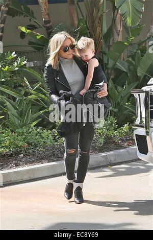 Hilary Duff et Mike Comrie prendre Luca à Kings jeu jeu Finale de la Coupe Stanley 2 mettant en vedette : Hilary Duff,Mike Comirie,Luca Où : Los Angeles, California, United States Quand : 08 Juin 2014 Banque D'Images