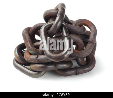 Pile de Chaîne en métal rouillé sur fond blanc Banque D'Images