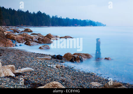 Une longue exposition d'une image fantomatique de la femme sur la plage de Sechelt, BC, Canada Banque D'Images