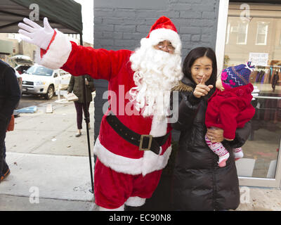 Jingle Bell Santa parade dans la section de Greenpoint Brooklyn, NY, 2013. Banque D'Images