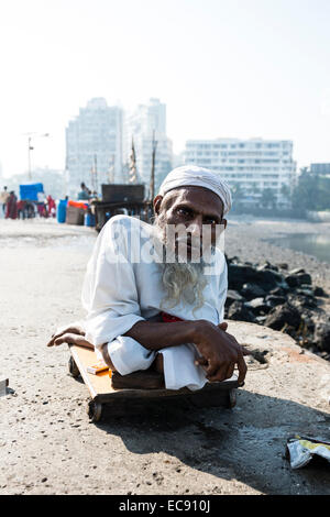 Un sage homme handicapé près du Haji Ali Dargah dans Mumbai. Banque D'Images