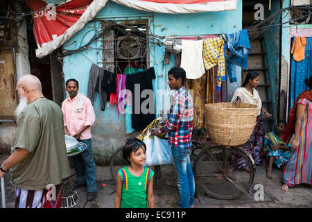 Scène quotidienne dans un bidonville de Mumbai. Banque D'Images