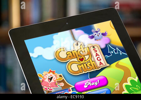 Le jeu populaire, Candy Crush Saga, joué sur un Apple iPad Banque D'Images