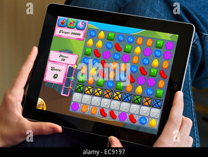 Le jeu populaire, Candy Crush Saga, joué sur un Apple iPad Banque D'Images