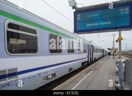 Cottbus, Allemagne. Dec 10, 2014. L'Eurocity Wawel,' 'l'État polonais PKP ferroviaire de Wroclaw, Pologne à Hambourg, Allemagne, est assis dans une station de train à Cottbus, Allemagne, 10 décembre 2014. La société des chemins de fer polonais PKP IC a décidé d'arrêter l'Eurocity 'parce que' Wawel d'économie raisons au changement de l'horaire de voyage 2014/2015, un porte-parole de DB Mobility Logistics AG a dit. Il y a deux ans déjà, la route a été raccourci de Cracovie à Wroclaw en Pologne en raison de travaux de construction. Photo : PATRICK PLEUL/dpa/Alamy Live News Banque D'Images