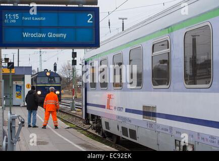 Cottbus, Allemagne. Dec 10, 2014. L'Eurocity Wawel,' 'l'État polonais PKP ferroviaire de Wroclaw, Pologne à Hambourg, Allemagne, est assis dans une station de train à Cottbus, Allemagne, 10 décembre 2014. La société des chemins de fer polonais PKP IC a décidé d'arrêter l'Eurocity 'parce que' Wawel d'économie raisons au changement de l'horaire de voyage 2014/2015, un porte-parole de DB Mobility Logistics AG a dit. Il y a deux ans déjà, la route a été raccourci de Cracovie à Wroclaw en Pologne en raison de travaux de construction. Photo : PATRICK PLEUL/dpa/Alamy Live News Banque D'Images