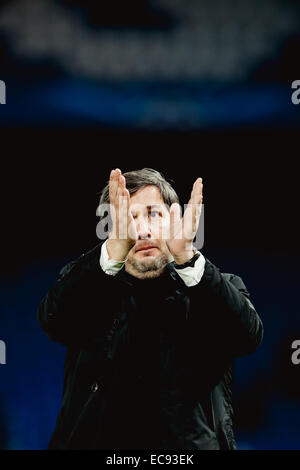 Londres, Royaume-Uni. Dec 10, 2014. Bruno de Carvalho (sportif) Football/soccer : Sporting Président Bruno de Carvalho applaudit les fans au coup de sifflet final au cours de la phase de groupes de la Ligue des Champions entre Chelsea et le Sporting Clube de Portugal à Stamford Bridge à Londres, Angleterre . Credit : AFLO/Alamy Live News Banque D'Images