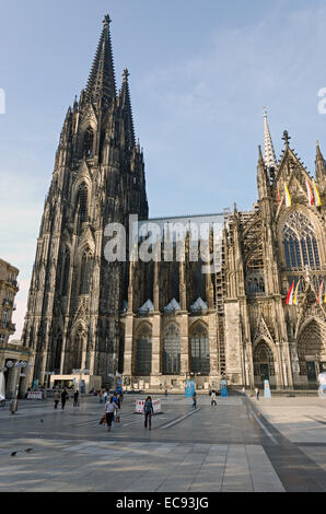 COLOGNE, ALLEMAGNE - 24 SEPTEMBRE : les gens profiter de la vue sur le dôme le 24 septembre à Cologne, Allemagne. Il s'agit d'Allemagnes plus visi Banque D'Images