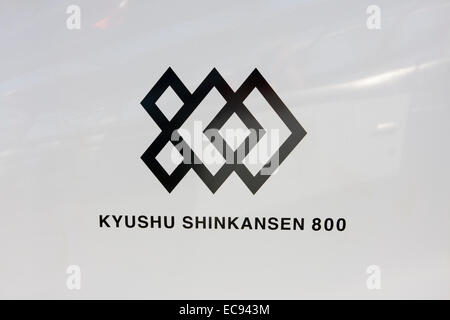 Le logo 'Kyushu Shinkansen 800' sur le côté d'une série 800 classe Shinkansen gérée par la compagnie de chemin de fer Kyushu au Japon. Banque D'Images