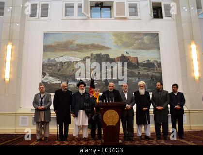 Kaboul, Afghanistan. Dec 10, 2014. Le Président Afghan Ashraf Ghani (C) prend la parole lors d'une conférence de presse à Kaboul, Afghanistan, le 10 décembre 2014. © Rahmin/Xinhua/Alamy Live News Banque D'Images