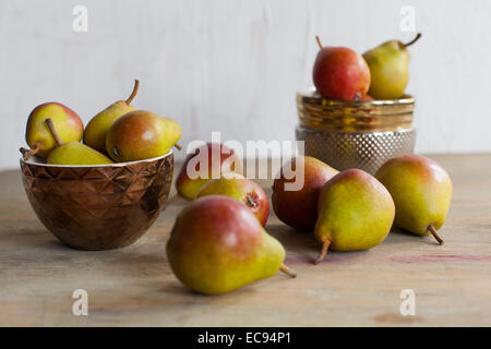 Still Life de poires et des bols de métal Banque D'Images