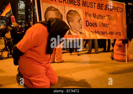 (141211) -- Chicago, 11 décembre (Xinhua) -- militants sont habillés comme des prisonniers pour protester contre la torture américaine à Chicago le Dec.10, 2014. Autour de 200 militants anti-violence a tenu une réunion pacifique sur la Journée internationale des droits de l'homme à Chicago. Certains d'entre eux ont protesté contre la décision du grand jury dans la mort de Michael Brown dans Fugerson, Missouri et aussi monde étouffé mort d'Eric Garner à New York. D'autres activistes aussi blâmé la participation des États-Unis au Moyen-Orient, les États-Unis ont protesté contre la torture utilisée par la CIA a révélé dans un rapport du mardi depuis le 11 septembre 2001 attaque terroriste. (Xinhua/Il Xian Banque D'Images