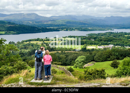 Couple à Lookout près de Windermere, Lake District, également connu sous le nom de lacs ou de Lakeland, nord-ouest de l'Angleterre. Banque D'Images
