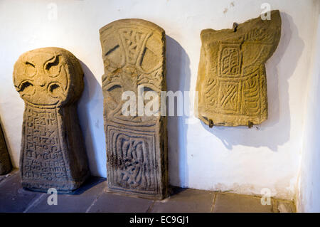 Début des croix chrétiennes, pierres Margam Museum, Neath Port Talbot, Pays de Galles, Royaume-Uni. Banque D'Images