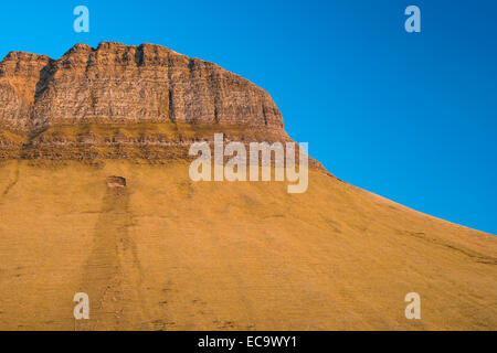 Lumière du soir sur la montagne calcaire de Benbulben, Comté de Sligo, Irlande, l'un des plus emblématiques des caractéristiques naturelles Banque D'Images