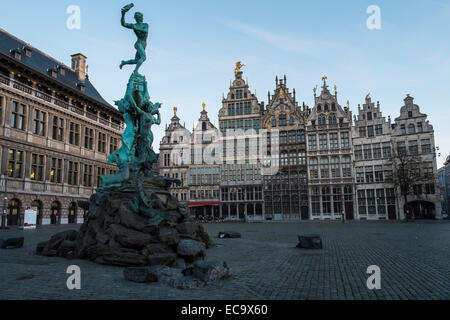 L'Hôtel de Ville d'Anvers, Belgique, se dresse sur le côté ouest d'Anvers Grand-place. Érigée entre 1561 et 1565 Banque D'Images