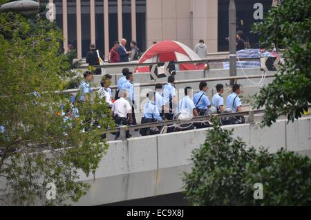 Hong Kong, Chine. 11 Décembre, 2014. Après 74 jours de la Hong Kong occupent la protestation, adopter la police de la cour une injonction pour évacuer les manifestants et leur campement de Connaught Road Central. Les autorités ont mis en garde contre les protestataires à quitter avant le jeu, mais un peu de manifestants pro-démocratie est restée, menant à une poignée d'arrestations. Credit : Stefan Irvine/Alamy Live News Banque D'Images