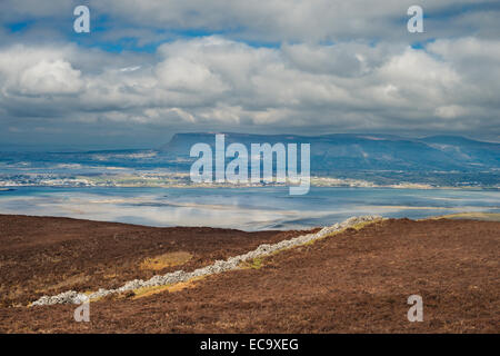 À l'égard Benbulben et Kings Mountain depuis le sommet du Knocknarea, Comté de Sligo, Irlande Banque D'Images