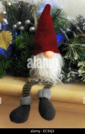 Gonk Noël assis sur une cheminée Banque D'Images