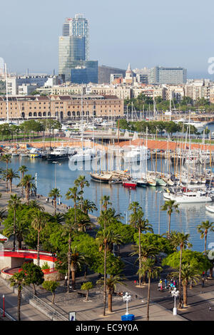 Barcelone en Catalogne, Espagne. Vue sur Marina Port Vell et toits de la ville. Banque D'Images