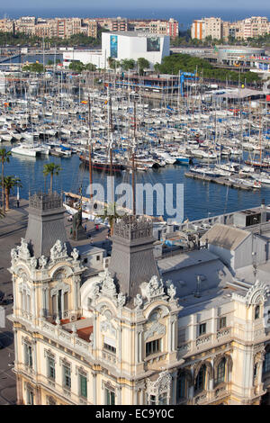 Vue de dessus sur l'Autorité Portuaire de Barcelone et Marina Port Vell à Barcelone, Catalogne, Espagne. Banque D'Images