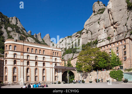 Santa Maria de Montserrat monastère bénédictin élevé dans les montagnes, en Catalogne, Espagne. Banque D'Images