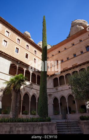 Bâtiments de Santa Maria de Montserrat monastère bénédictin en Catalogne, Espagne. Banque D'Images