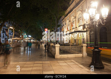 La Rambla la nuit à Barcelone, Catalogne, Espagne. Banque D'Images