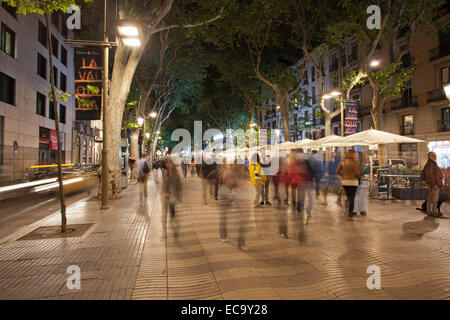 La Rambla la nuit à Barcelone, Catalogne, Espagne. Banque D'Images